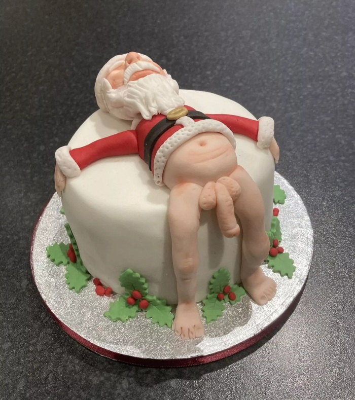 0_PAY-KNM_GRAN_MAKES_NAKED_SANTA_CAKE_10.jpg