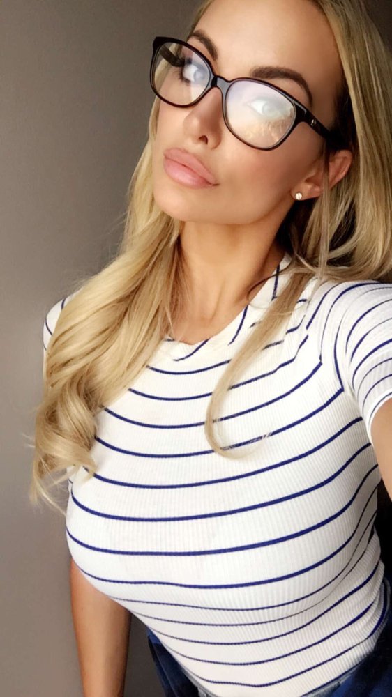 lindsey pelas nochmal.jpg